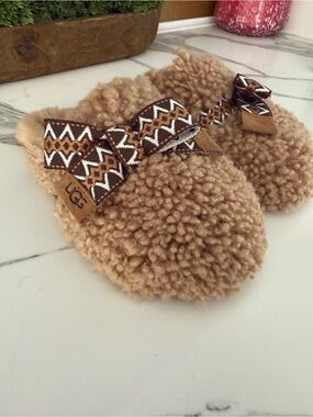 UGG Shearling Bow slippers in Chestnut